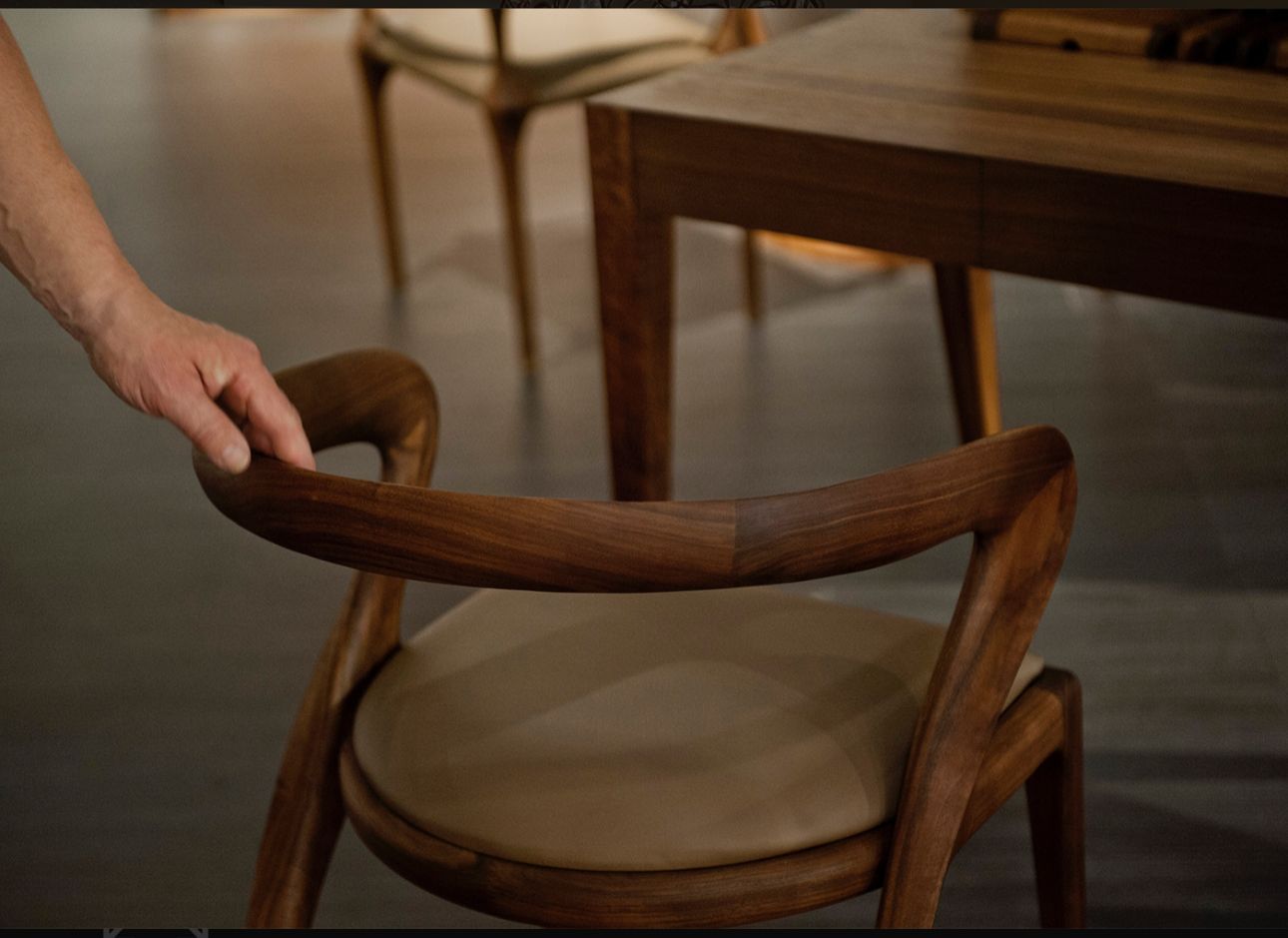 Chaise en bois noyer avec assise rembourrée — élégance et confort contemporain