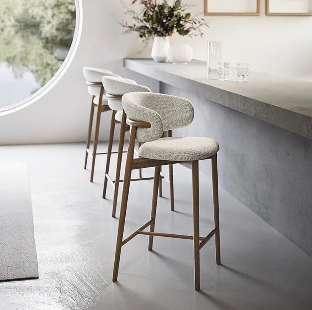 Chaise de bar design scandinave en bois massif & tissu bouclette - Confort haut de gamme