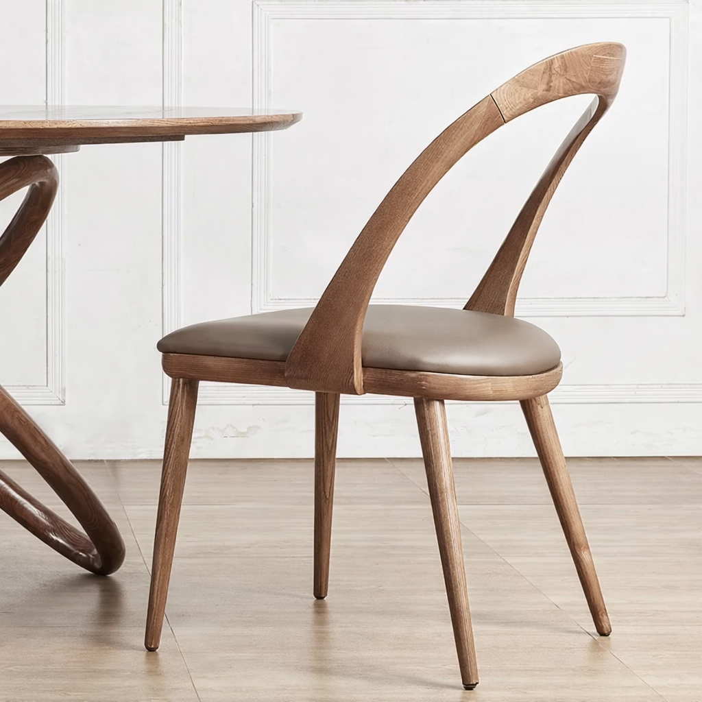 Chaise design scandinave en bois massif & assise crème